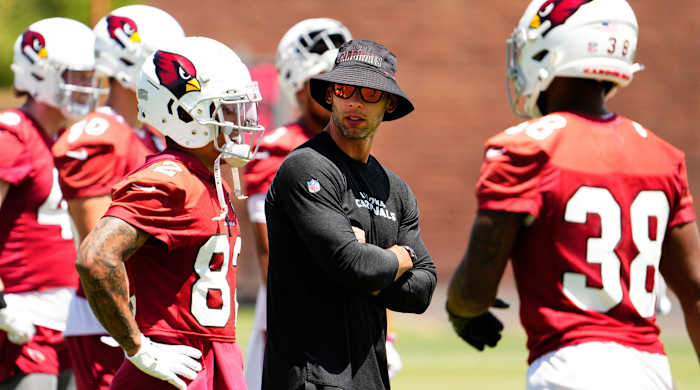 Arizona Cardinals head coach Jonathan Gannon talks to his players during OTAs